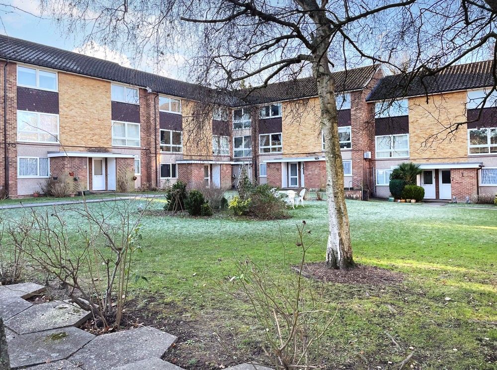 2 bed maisonette for sale in Basinghall Gardens, Sutton SM2, £325,000