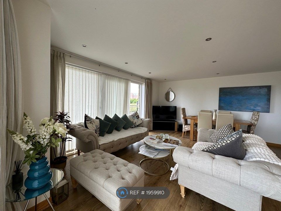 3 bed flat to rent in Hesperus Broadway, Edinburgh EH5, £1,900 pcm
