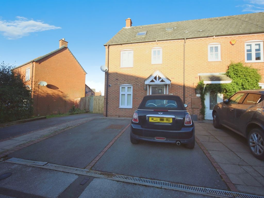 4 bed end terrace house for sale in Anchor Lane, Solihull B91, £195,000