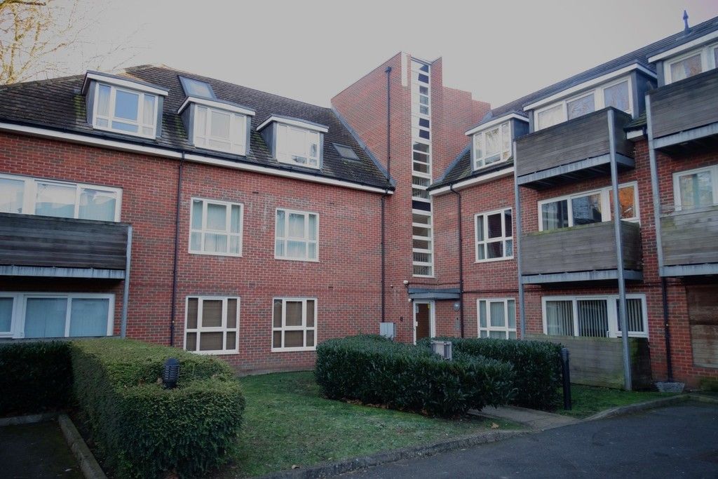 1 bed flat for sale in George Court, Church Road, Ashford TW15, £200,000