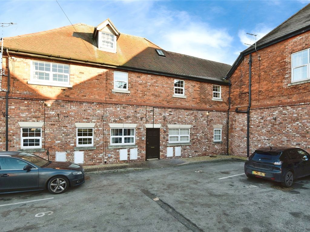 2 bed flat for sale in Kensington Court, Nantwich, Cheshire CW5, £140,000