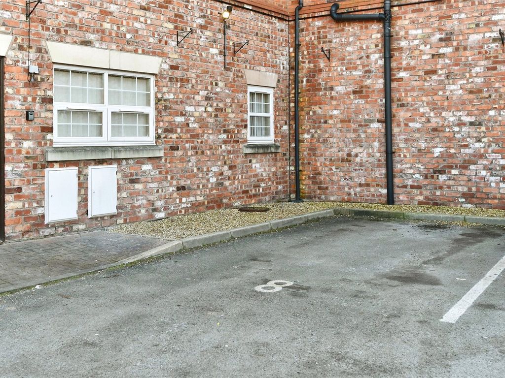 2 bed flat for sale in Kensington Court, Nantwich, Cheshire CW5, £140,000
