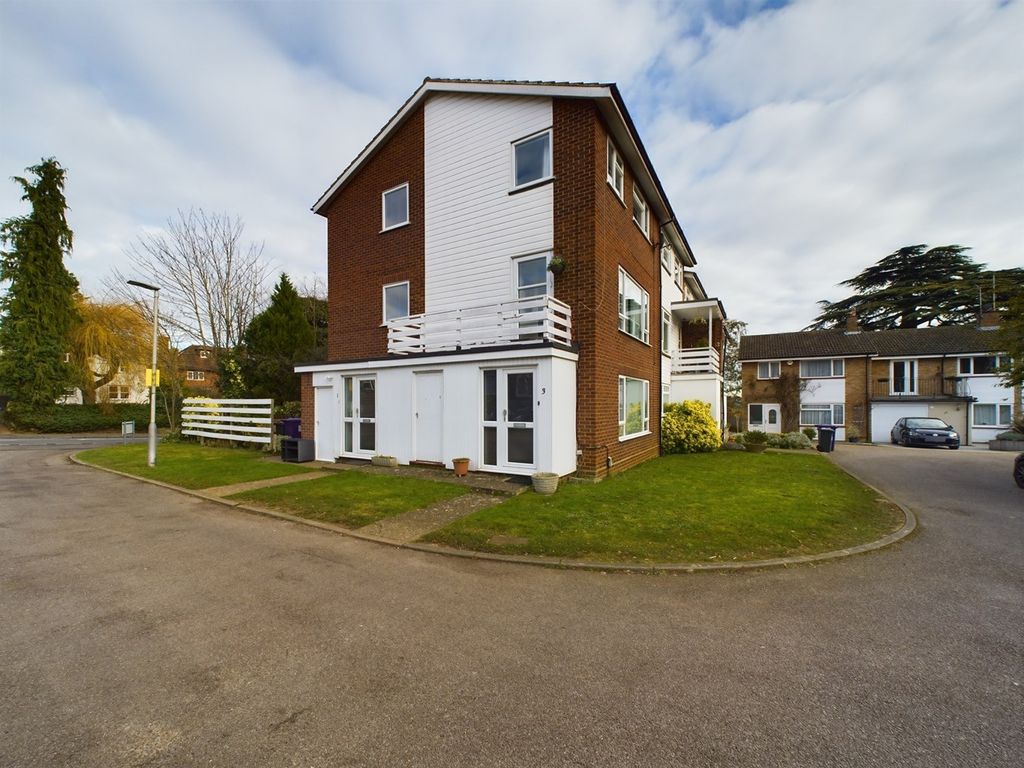 2 bed flat for sale in Tudor Court, Hitchin SG5, £325,000