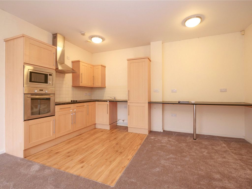 2 bed flat to rent in Brackendale, Bradford, West Yorkshire BD10, £650 pcm