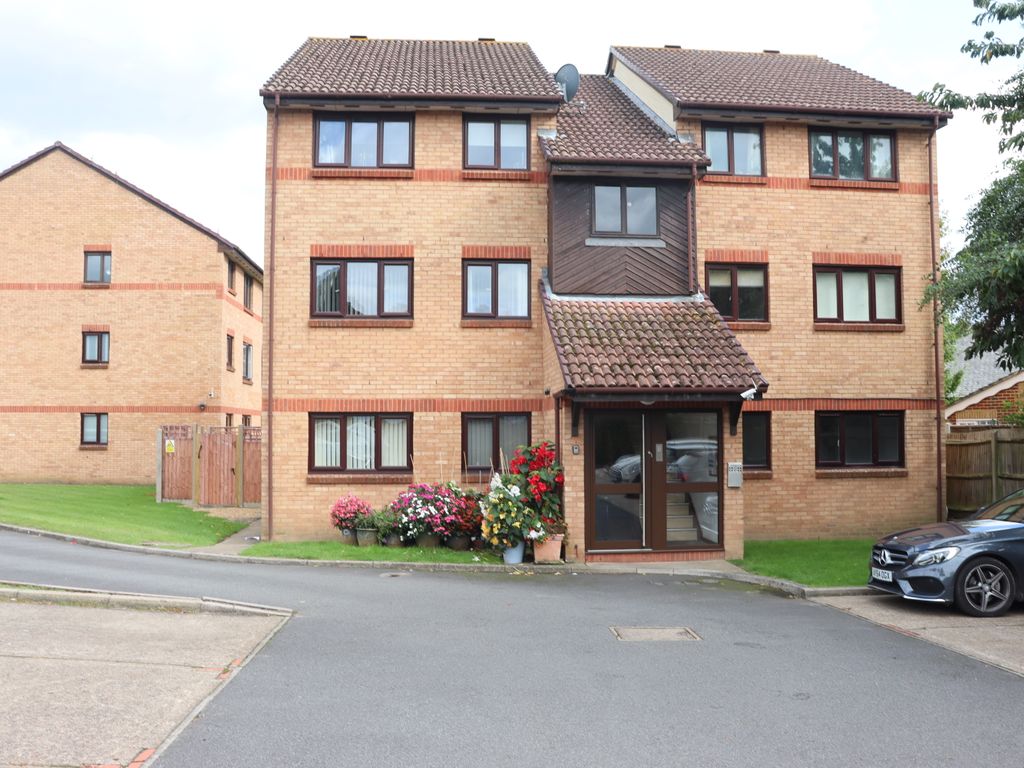 1 bed flat to rent in Escott Place, Chertsey KT16, £1,400 pcm