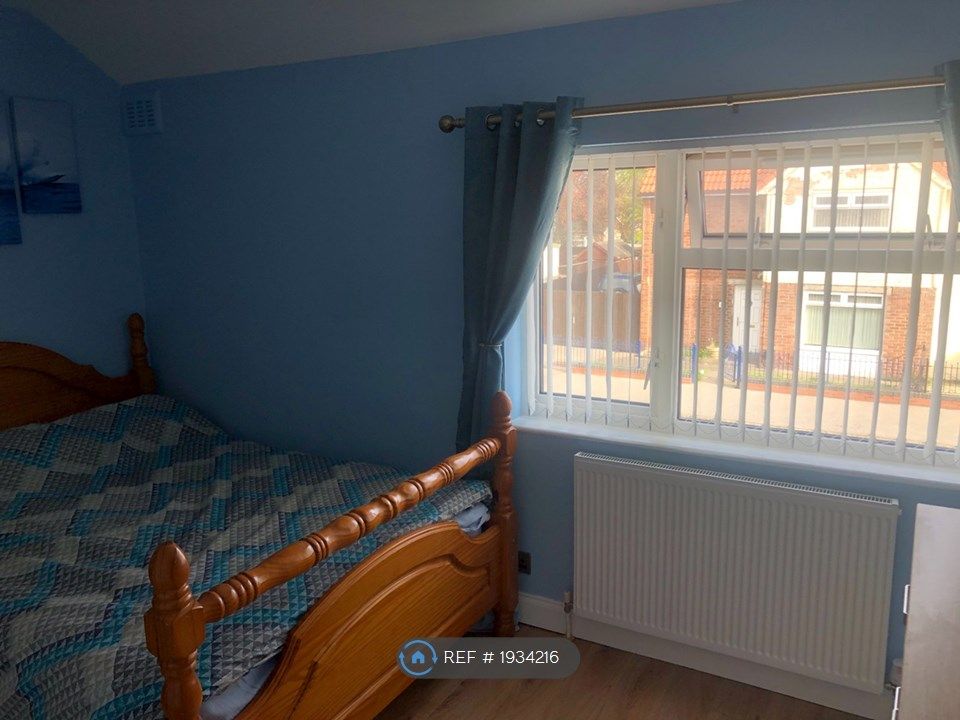 Room to rent in Portobello Street, Hull HU9, £450 pcm