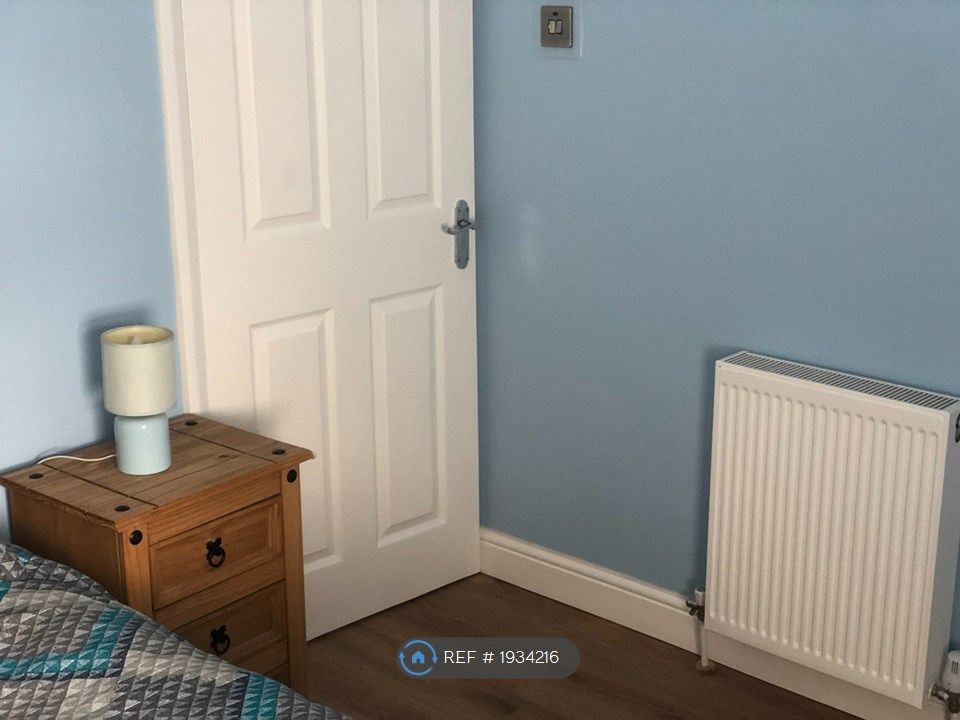 Room to rent in Portobello Street, Hull HU9, £450 pcm