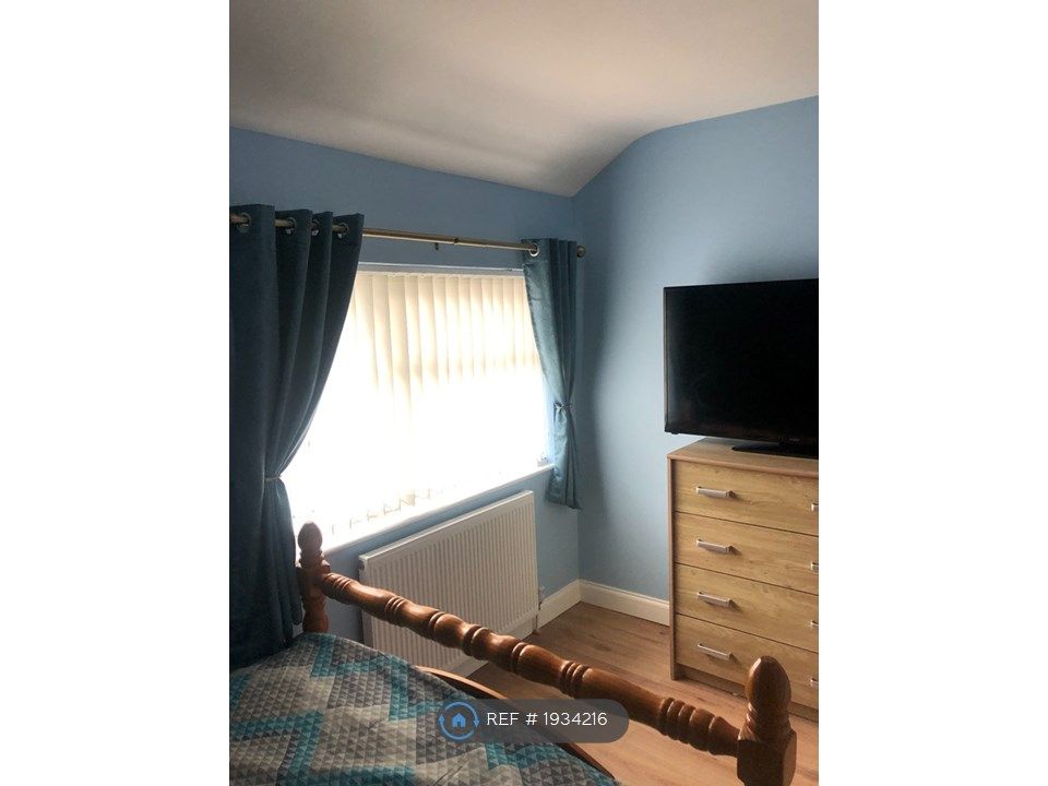 Room to rent in Portobello Street, Hull HU9, £450 pcm