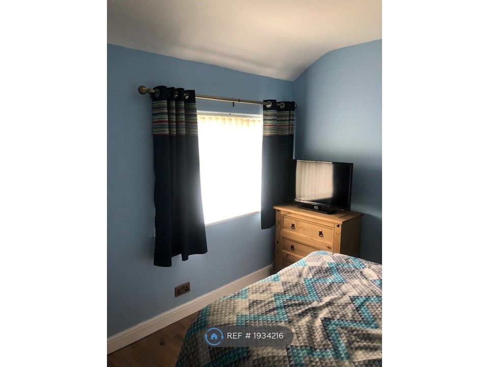 Room to rent in Portobello Street, Hull HU9, £450 pcm