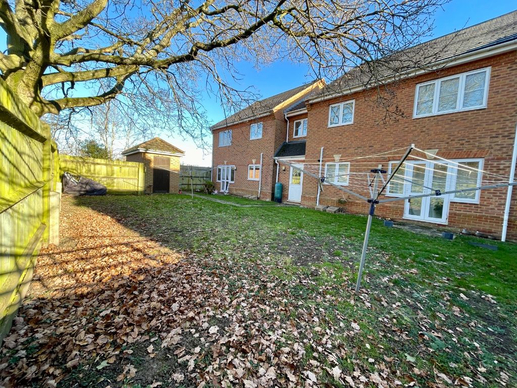 2 bed flat for sale in Little Horse Close, Earley, Reading RG6, £140,000