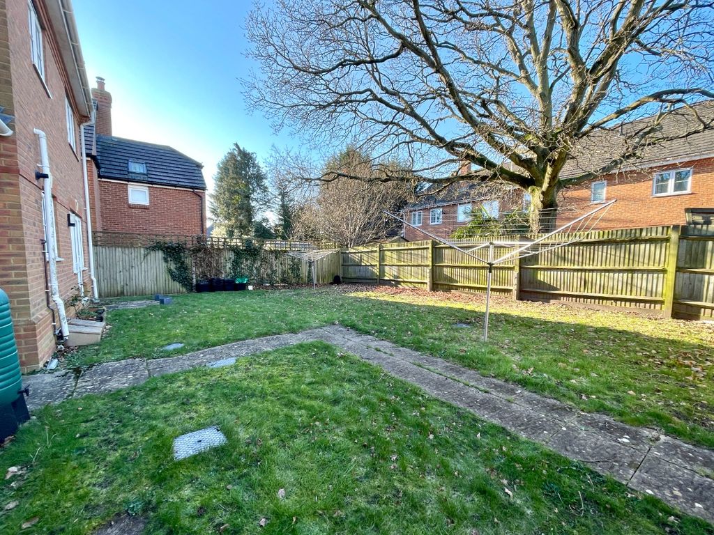 2 bed flat for sale in Little Horse Close, Earley, Reading RG6, £140,000