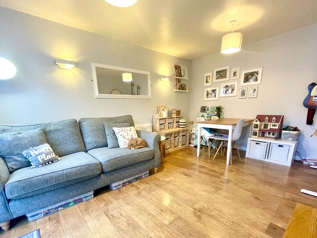 2 bed flat for sale in Little Horse Close, Earley, Reading RG6, £140,000