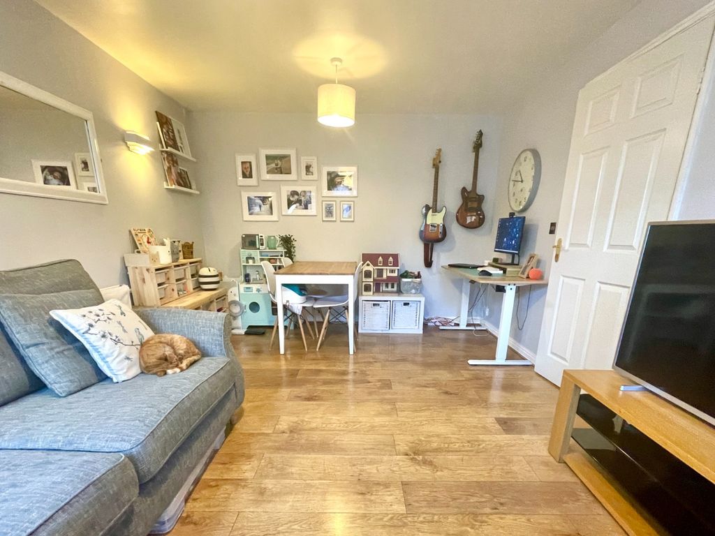 2 bed flat for sale in Little Horse Close, Earley, Reading RG6, £140,000