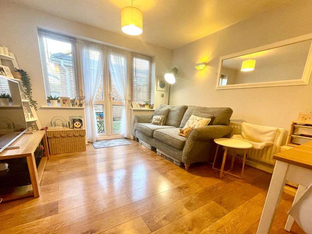 2 bed flat for sale in Little Horse Close, Earley, Reading RG6, £140,000