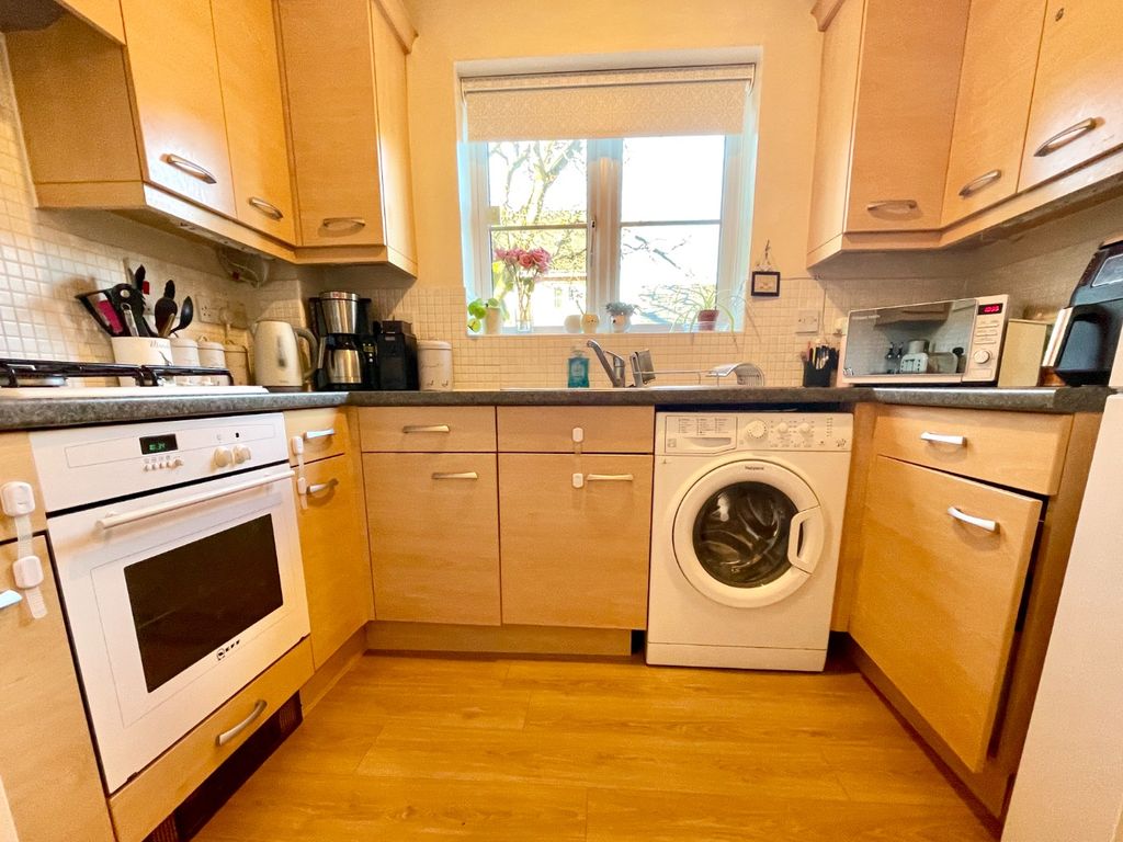 2 bed flat for sale in Little Horse Close, Earley, Reading RG6, £140,000