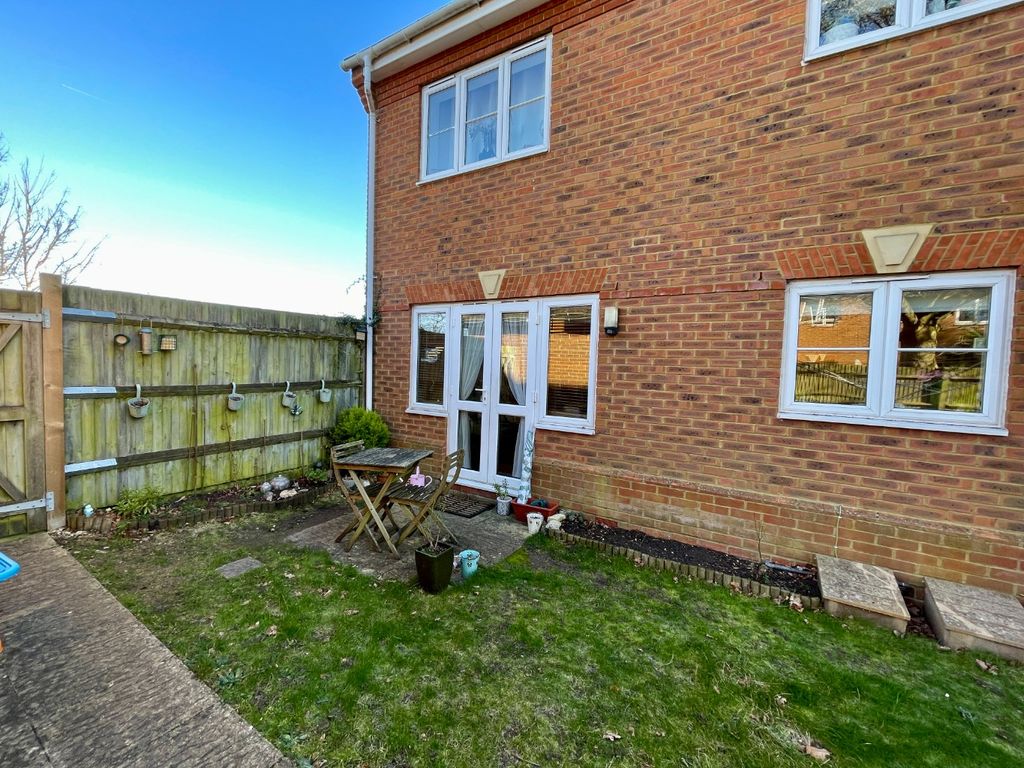 2 bed flat for sale in Little Horse Close, Earley, Reading RG6, £140,000