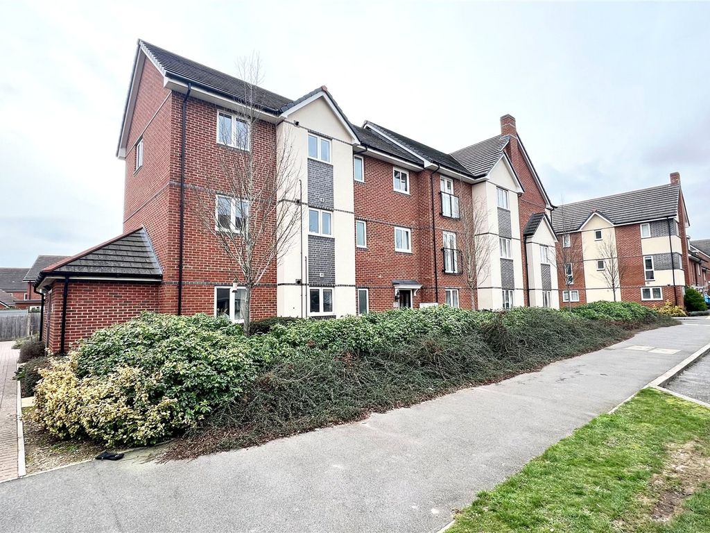 1 bed flat to rent in Fullbrook Avenue, Spencers Wood, Berkshire RG7, £1,200 pcm