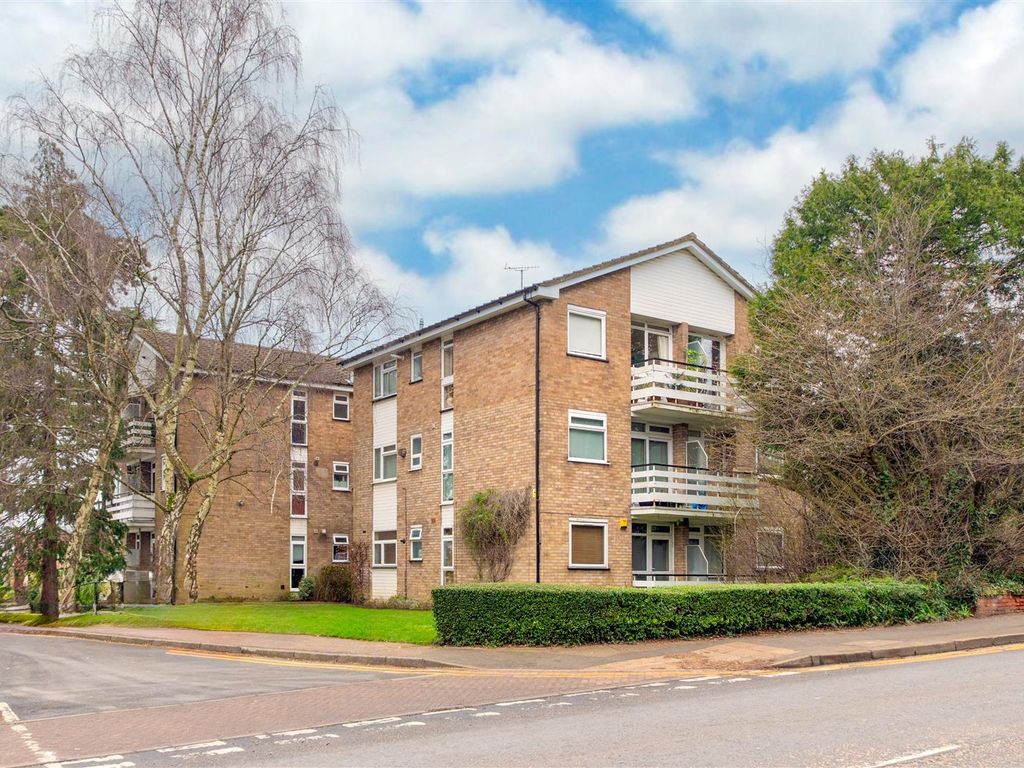 1 bed flat for sale in Upton Lodge Close, Bushey WD23, £250,000