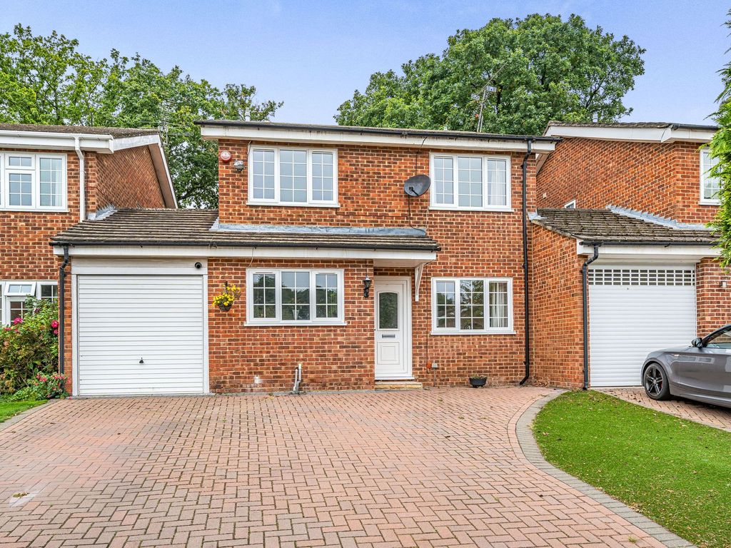 4 bed detached house for sale in Blackstone Close, Farnborough GU14, £520,000