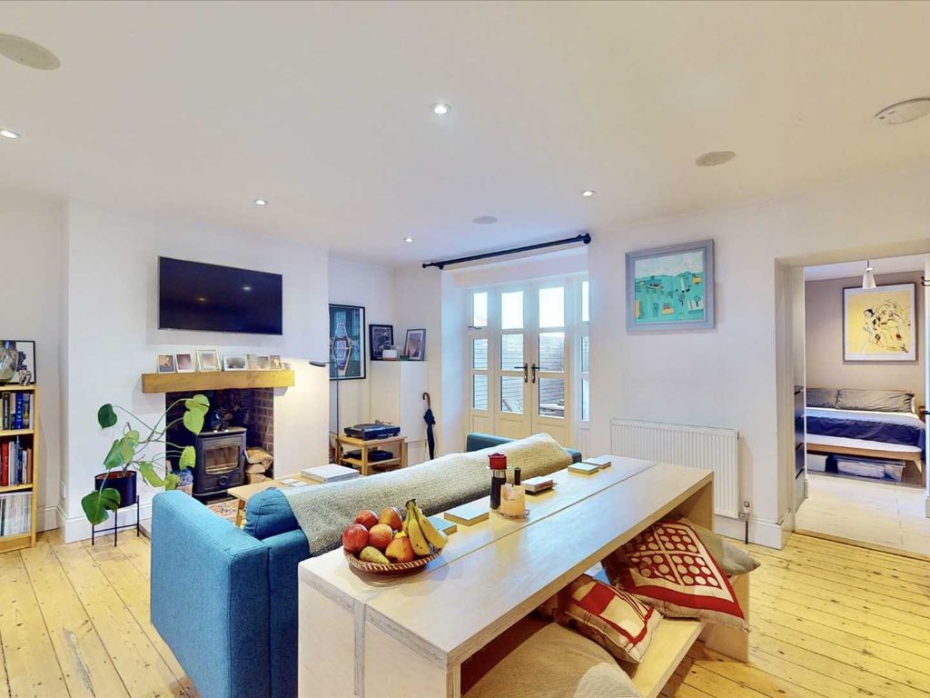 1 bed flat for sale in Wembury Mews, Highgate N6, £485,000