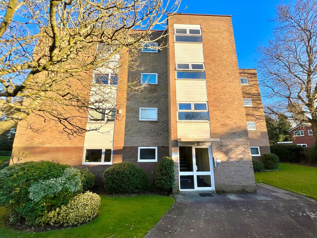 2 bed flat for sale in Mallards Reach, Solihull B92, £200,000