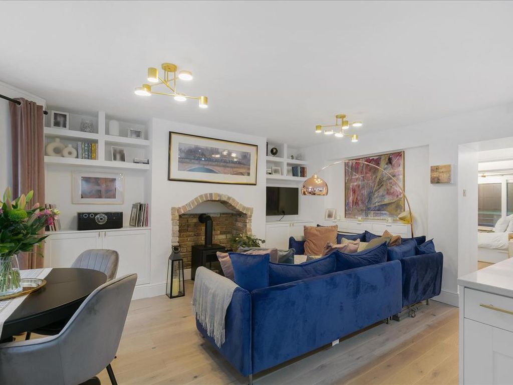 2 bed flat for sale in Comeragh Road, West Kensington, London W14, £675,000