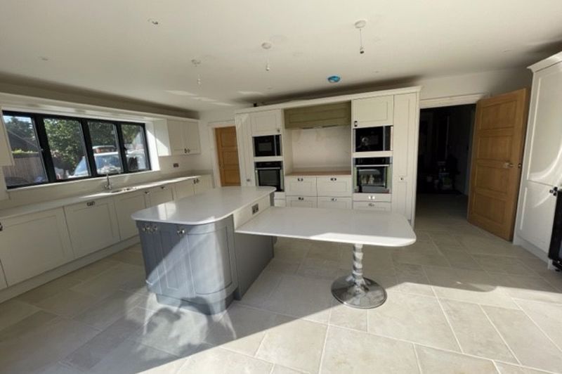 5 bed detached house to rent in Dunsmore, Buckinghamshire HP22, £4,250 pcm