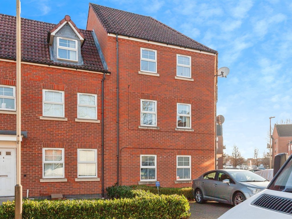 2 bed flat for sale in Montvale Gardens, Leicester LE4, £160,000