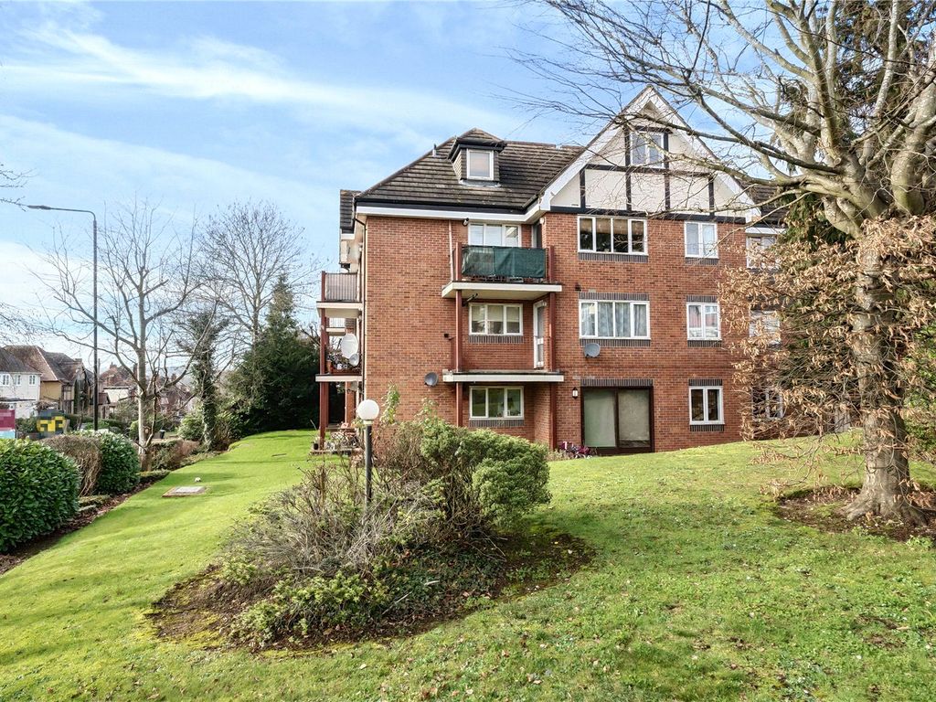 2 bed flat for sale in Chase Ridings, Enfield EN2, £400,000