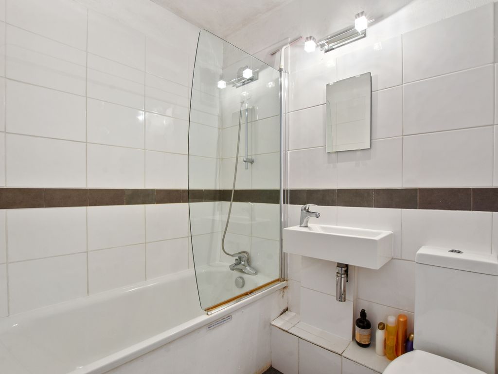 2 bed flat for sale in Rowley Way, London NW8, £450,000