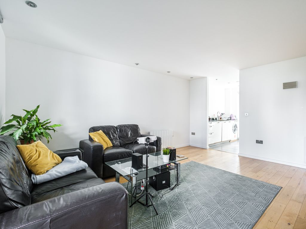 3 bed flat to rent in The Retreat, Earlsfield SW18, £3,000 pcm