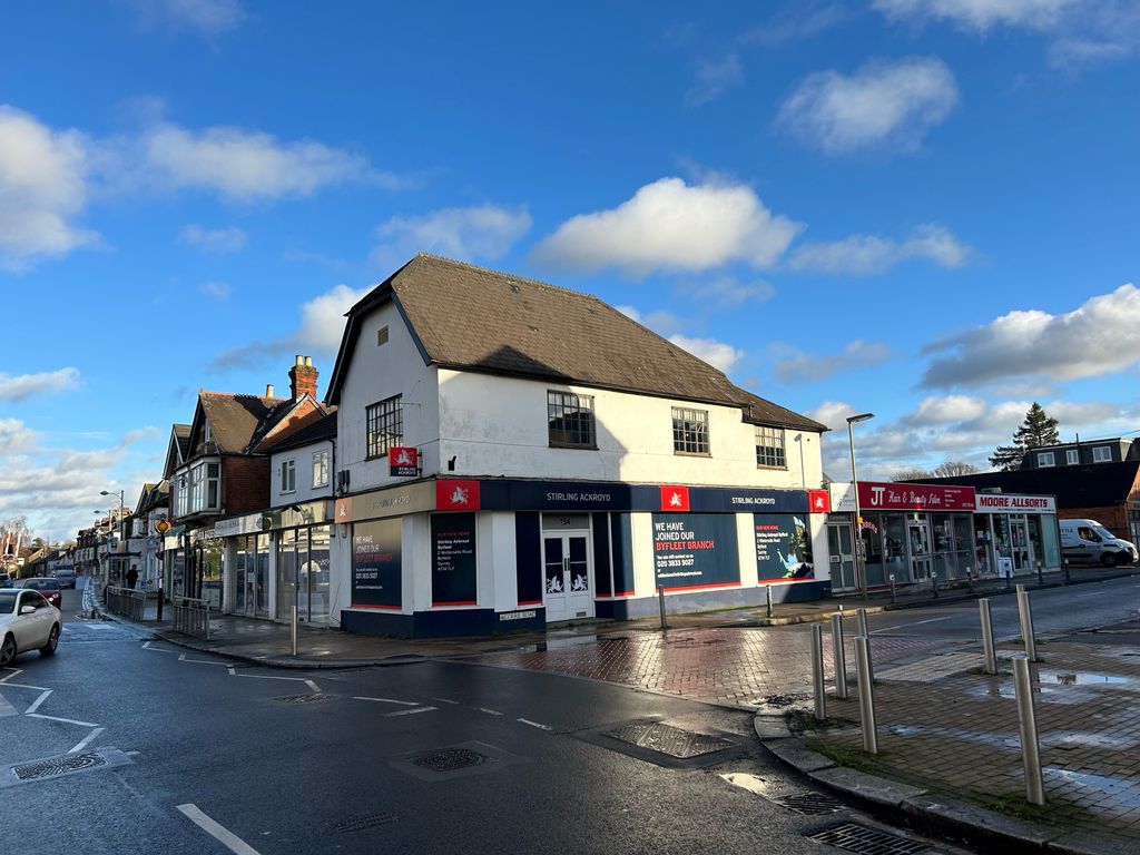 Retail premises to let in Station Road, Addlestone KT15, £16,500 pa