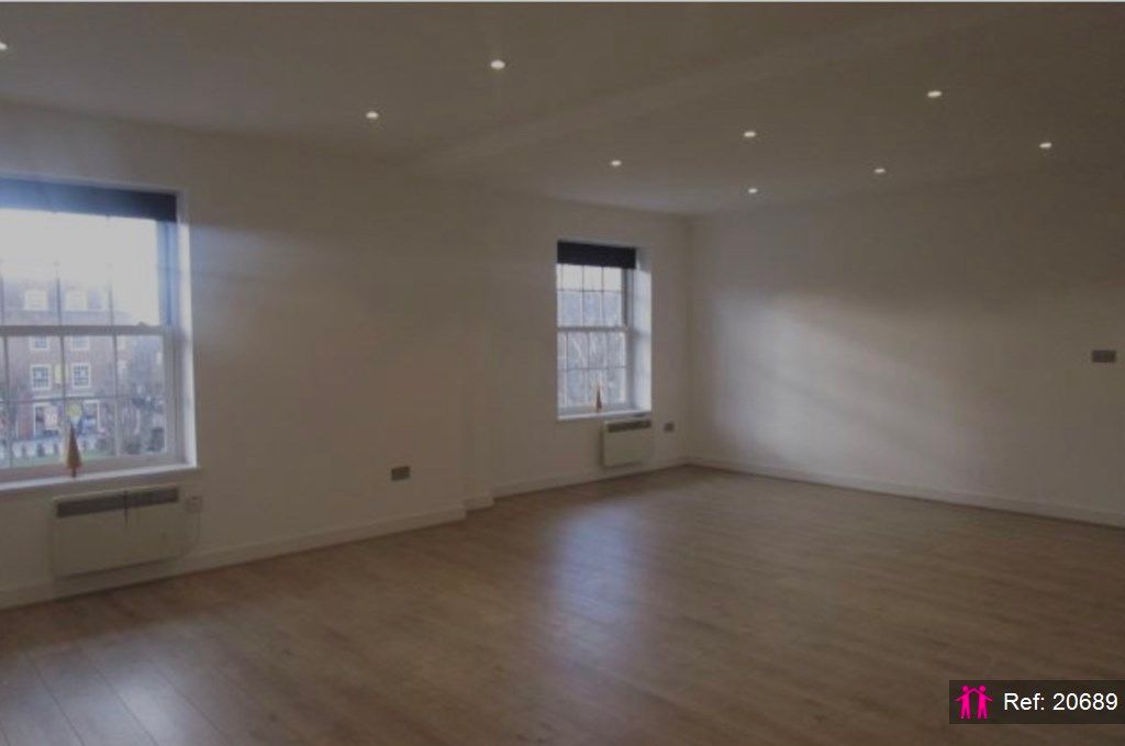 2 bed flat for sale in Stonehills, Welwyn Garden City AL8, £275,000