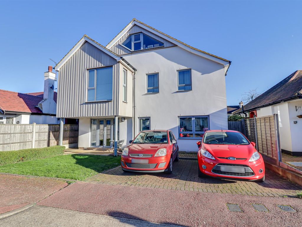 2 bed flat for sale in Pavilion Drive, Leigh-On-Sea SS9, £280,000