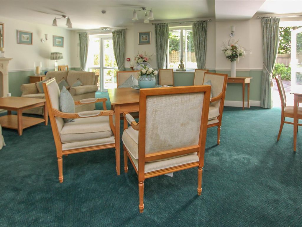 1 bed flat for sale in Junction Road, Warley, Brentwood CM14, £200,000