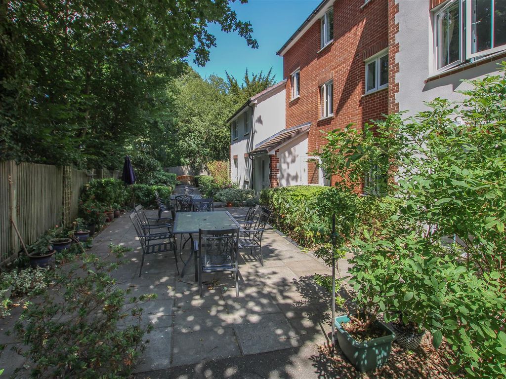 1 bed flat for sale in Junction Road, Warley, Brentwood CM14, £200,000