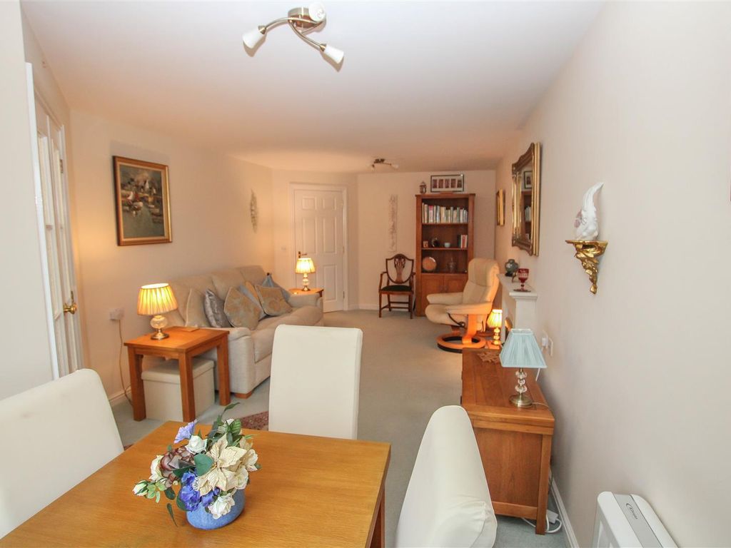 1 bed flat for sale in Junction Road, Warley, Brentwood CM14, £200,000