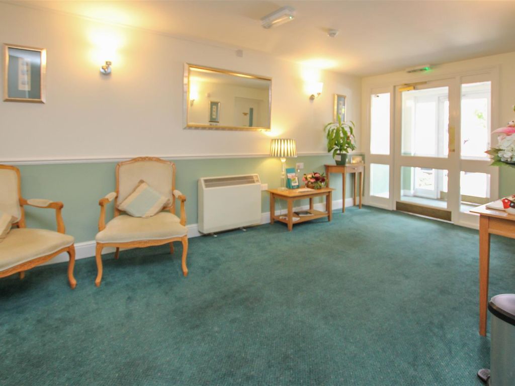 1 bed flat for sale in Junction Road, Warley, Brentwood CM14, £200,000