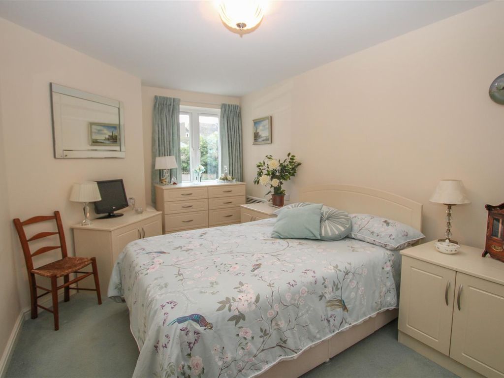 1 bed flat for sale in Junction Road, Warley, Brentwood CM14, £200,000