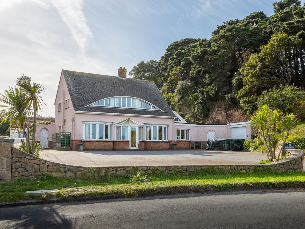 6 bed detached house to rent in Albecq, Castel, Guernsey GY5, £3,200 pcm