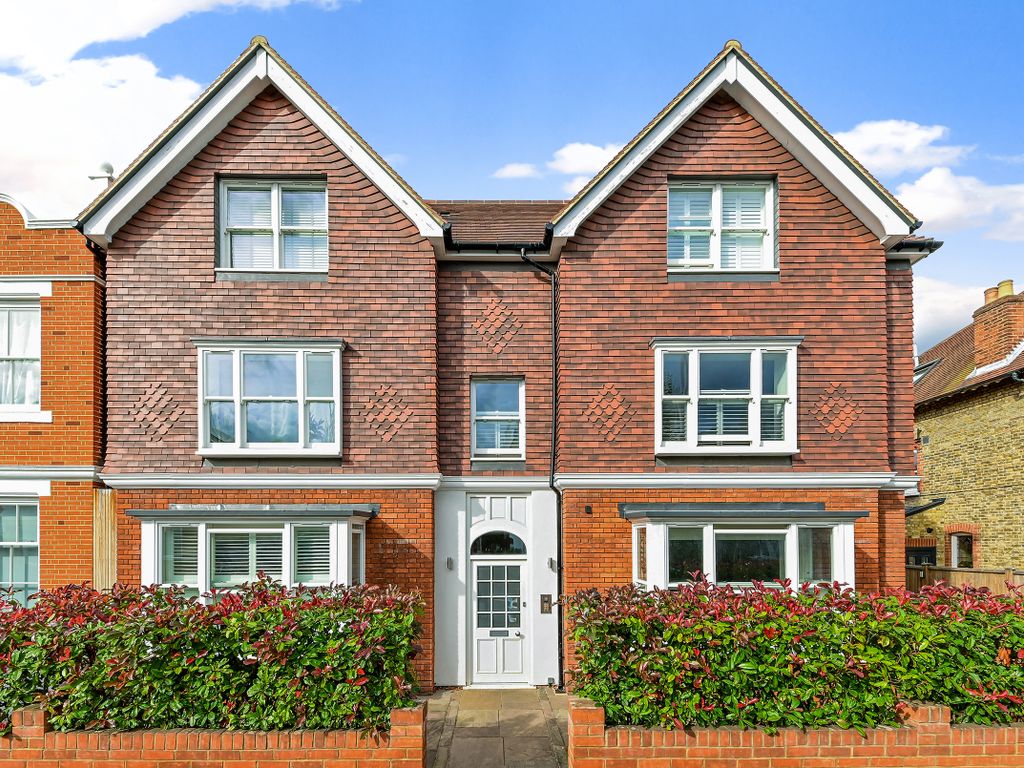 2 bed flat for sale in Lingfield Avenue, Kingston Upon Thames KT1, £575,000