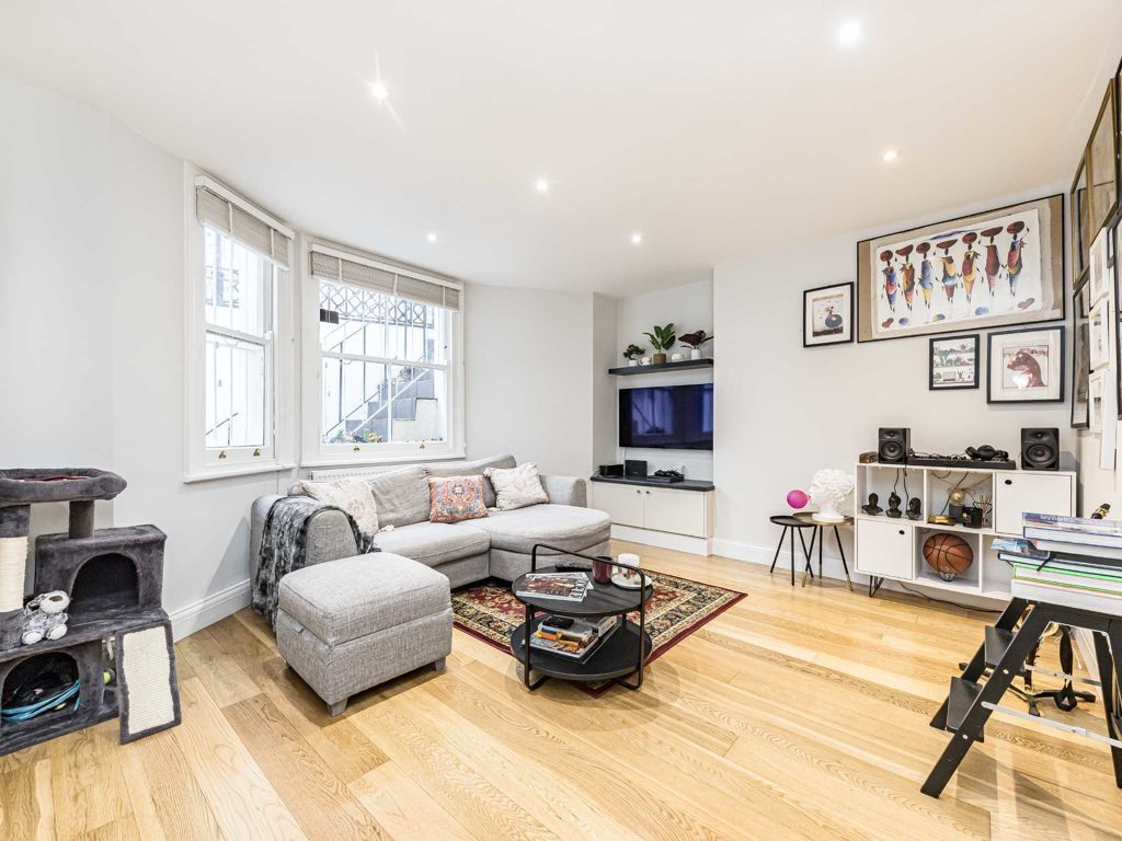 2 bed flat for sale in Barton Road, London W14, £650,000