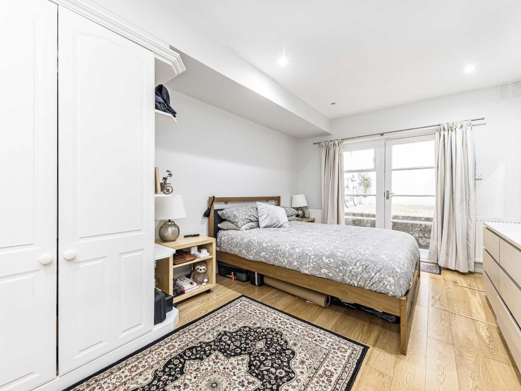 2 bed flat for sale in Barton Road, London W14, £650,000