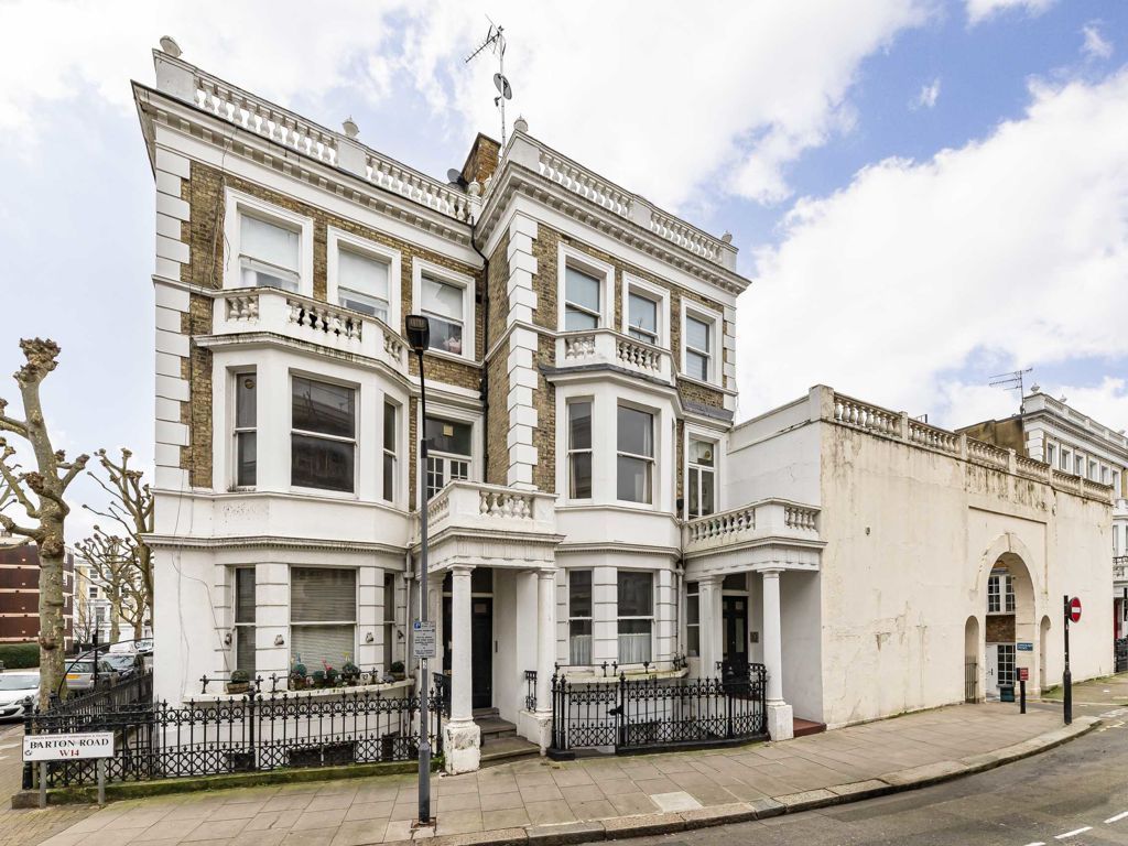 2 bed flat for sale in Barton Road, London W14, £650,000