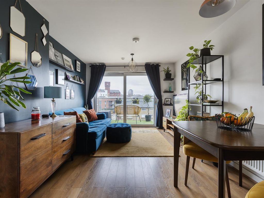 1 bed flat for sale in Tredegar Road, London E3, £350,000