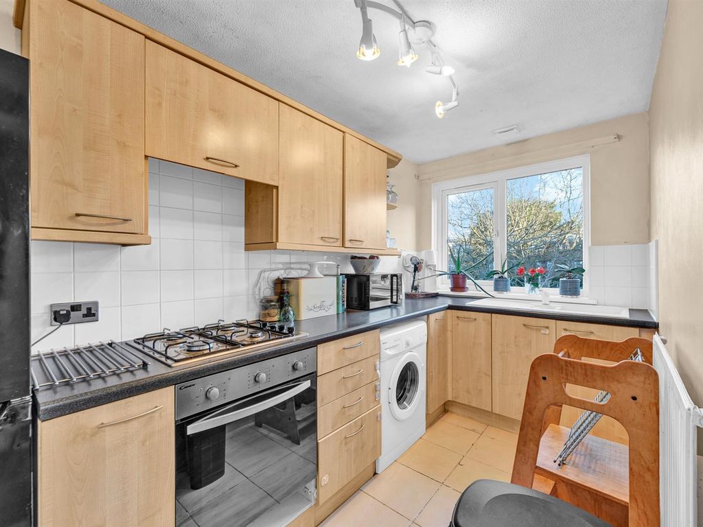 1 bed flat for sale in Ambleside, Bromley BR1, £240,000