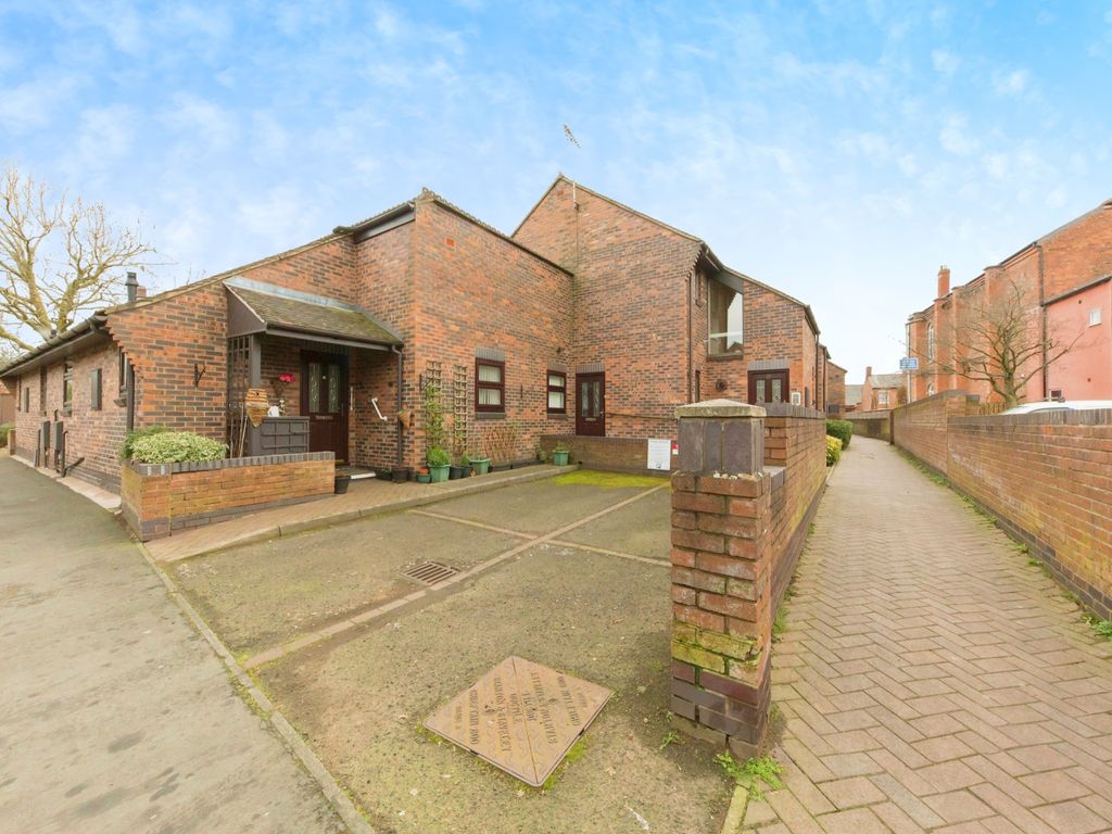 2 bed flat for sale in Wesley Close, Nantwich, Cheshire CW5, £105,000
