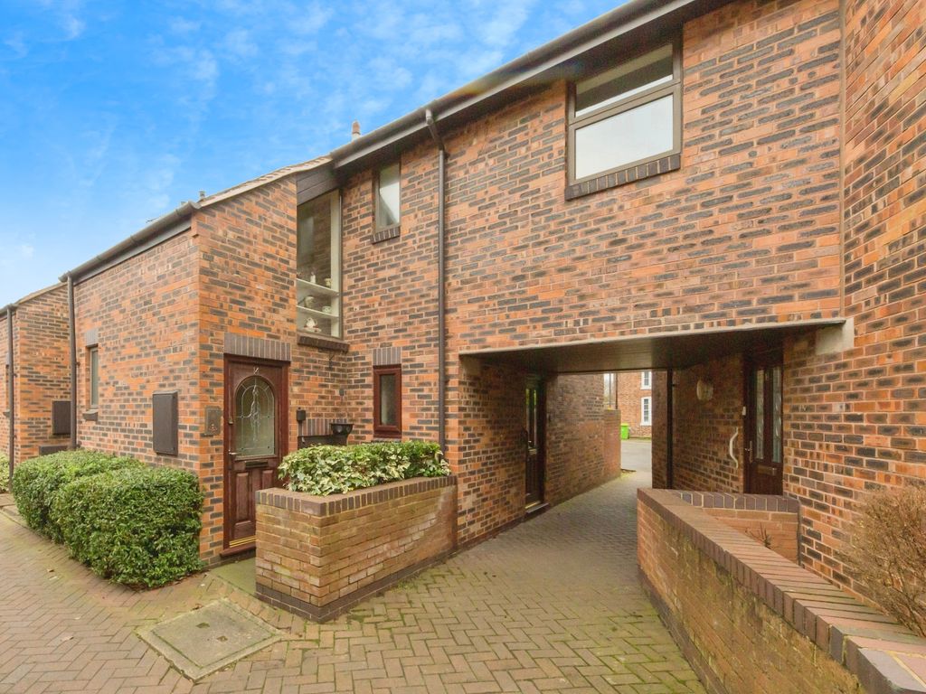 2 bed flat for sale in Wesley Close, Nantwich, Cheshire CW5, £105,000
