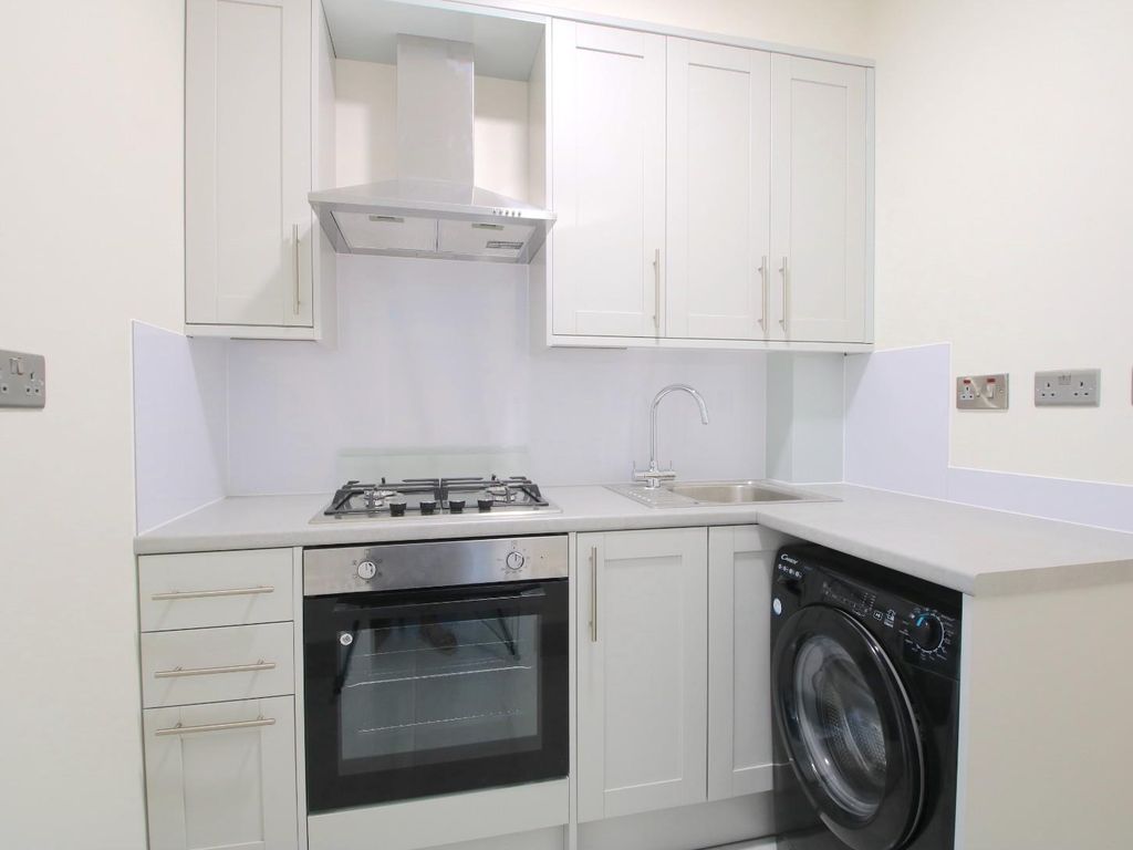 1 bed flat to rent in Cavendish Gardens, Barking IG11, £1,200 pcm