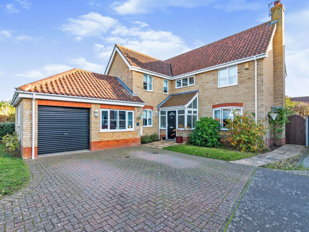5 bed detached house for sale in Pepys Avenue, Worlingham, Beccles NR34, £450,000